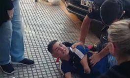Un policía atacó y arrojó al suelo a un vendedor ambulante con discapacidad 