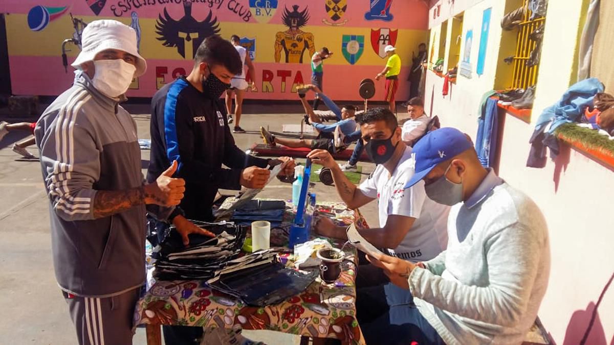 <p>#ElOtroFrío una inciativa solidaria que fabrica aislantes reciclando materiales.&nbsp;</p>