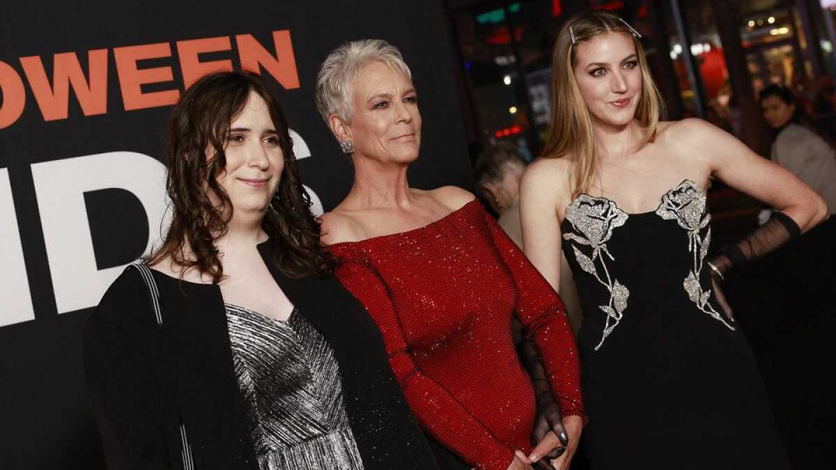 Jamie Lee Curtis acompañada de sus hijas, Ruby y Annie.