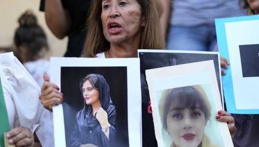 Estudiantes iraníes protestan en Teherán por la muerte de Amini