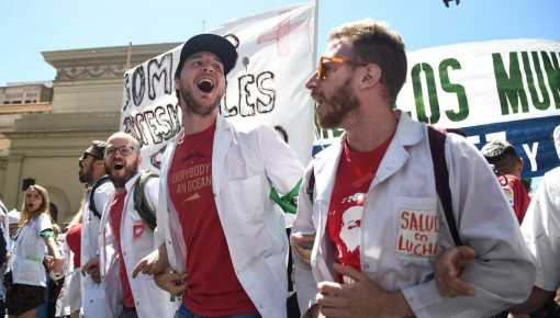 Trabajadores de la salud y residentes vuelven a parar y marchar por mejoras salariales