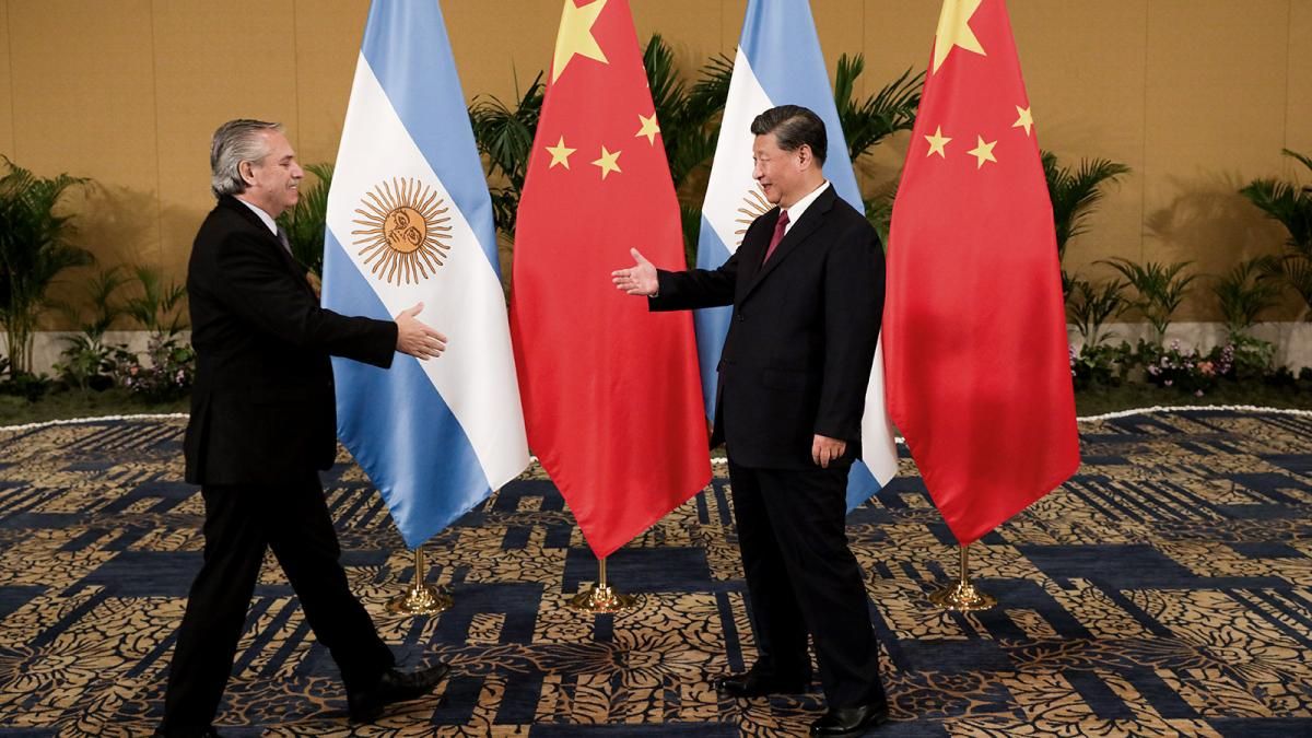 Agencia Télam.
Los presidentes de Argentina y China a punto de estrecharse las manos como saludo.