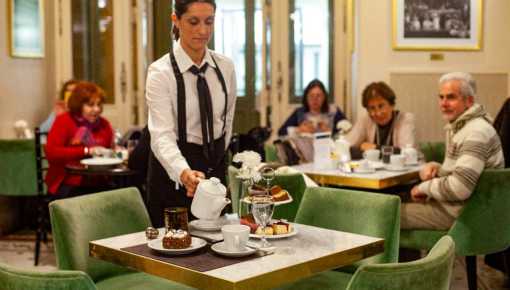 Donde fue un célebre pasaje de carruajes hoy se honra la tradición del exquisito té 