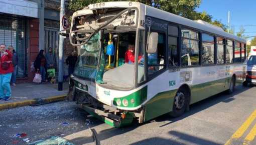Choque de dos colectivos en Flores: suman 35 los heridos