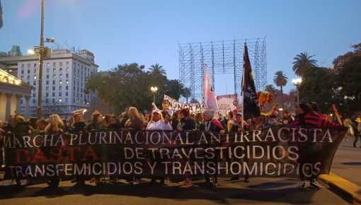 El Orgullo es sudaca: marcha contra los travesticidios y transhomicidios