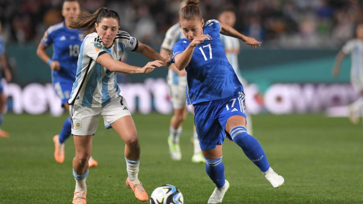 El seleccionado italiano y argentino se enfrentaron a las 3 am de este lunes. La jugadora argentina que aparece es Romina Núnez.
Foto: Télam / Alvarez Julian.