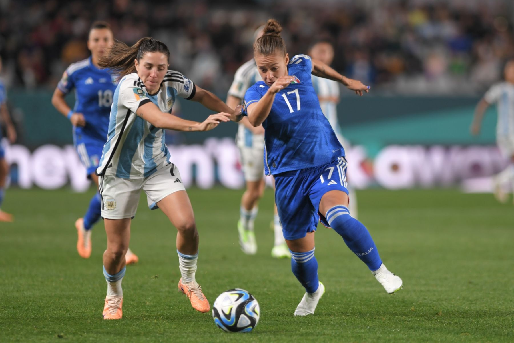 El seleccionado italiano y argentino se enfrentaron a las 3 am de este lunes. La jugadora argentina que aparece es Romina Núnez.
Foto: Télam / Alvarez Julian.