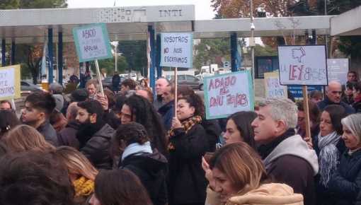 El INTI amaneció militarizado y hay aprietes para los retiros voluntarios