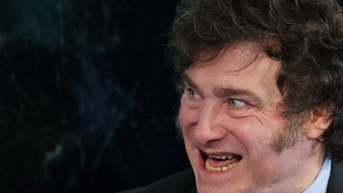 Motosierra demencial: Milei prorrogó por segunda vez el Presupuesto 2023
