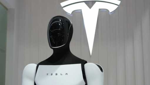 Sospechan que Elon Musk usa robots fake para sus presentaciones: uno se 