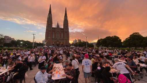 &ldquo;Ninguna Familia sin Navidad&ldquo;: cómo son las cenas en las plazas