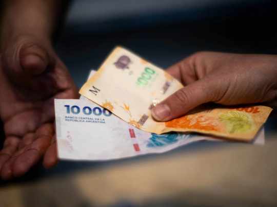 La inflación sigue superando a los salarios pretendidos y profundiza las diferencias laborales