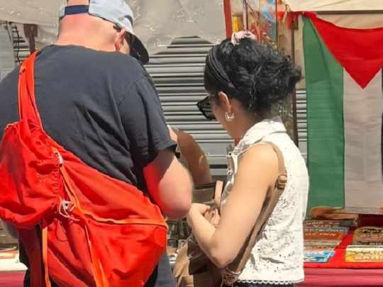 Artesanas denuncian persecución por exhibir una bandera palestina