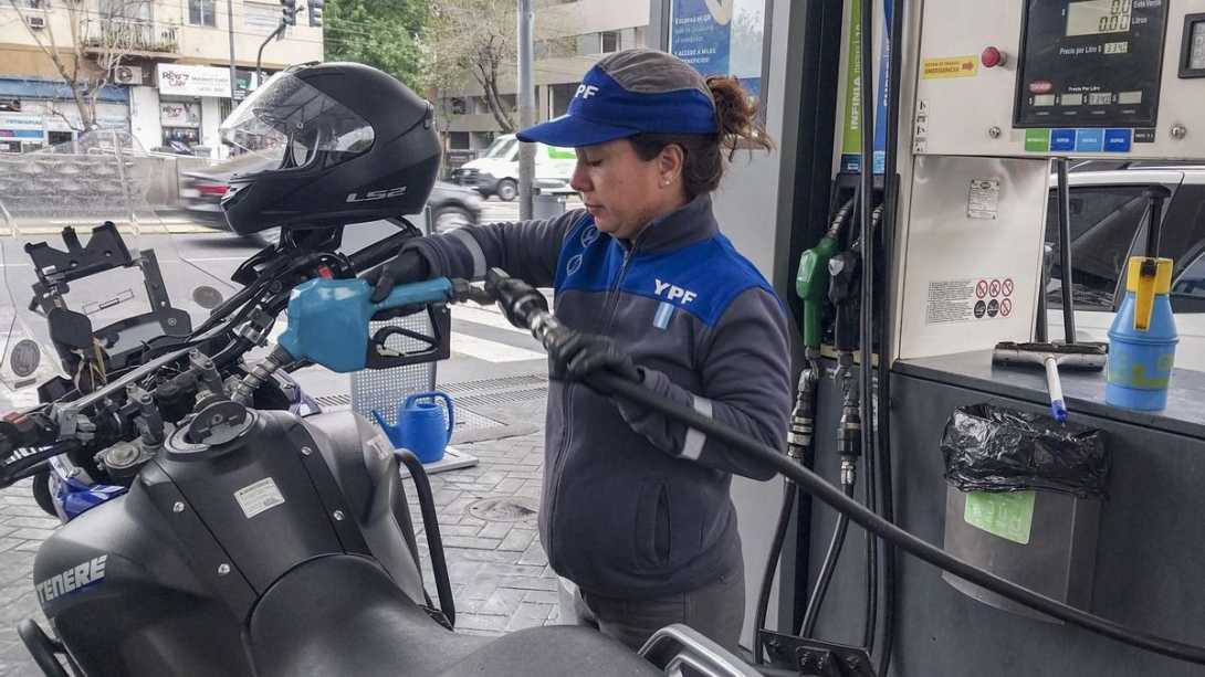 Malas noticias desde YPF: el precio de la nafta no bajará