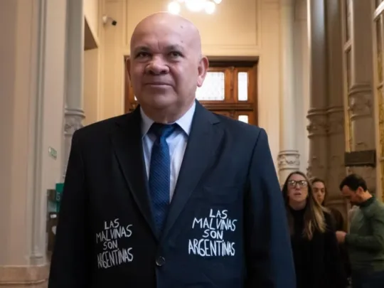 &ldquo;Las Malvinas son argentinas&rdquo;: el inesperado look del diputado Leiva
