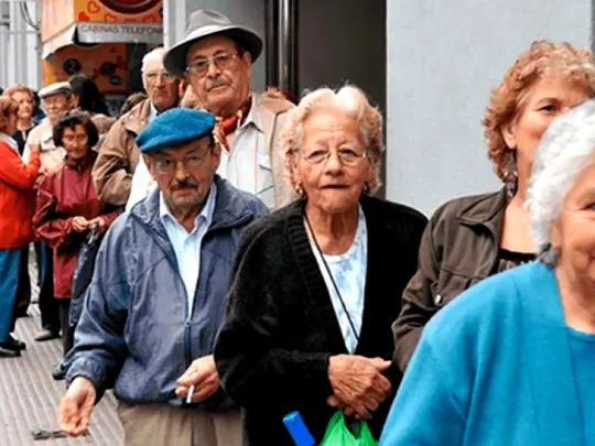 Más del 40% de los hogares con adultos mayores tiene ingresos insuficientes